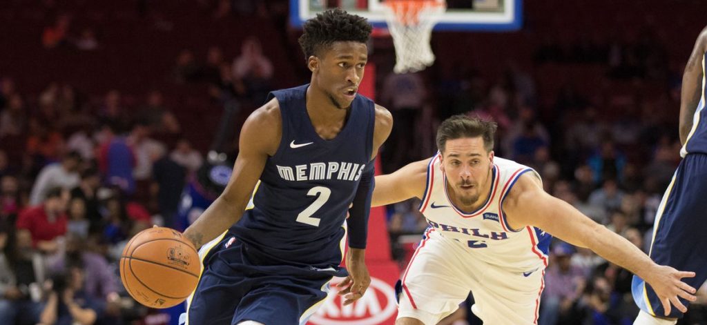 Kobi Simmons drive devant T.J. McConnell, sous le maillot des Grizzlies.