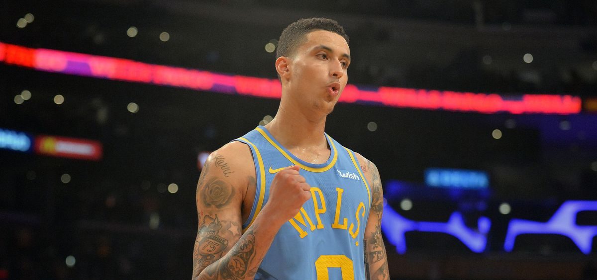 Kyle Kuzma, poing serré, sous le maillot des Lakers.