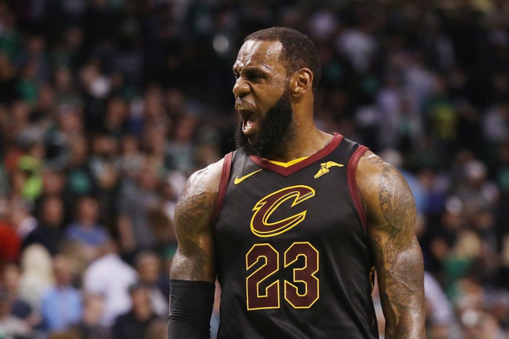 LeBron James hurle sous le maillot des Cavaliers de Cleveland