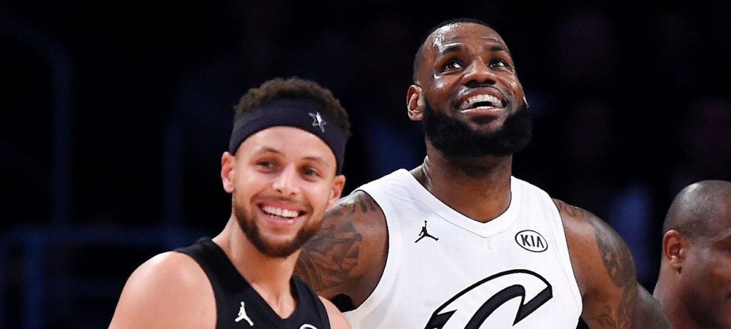 LeBron James et Stephen Curry, souriant sous les maillots All-Star