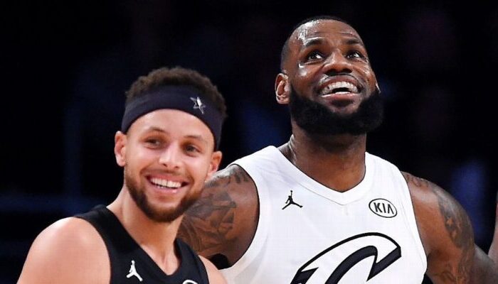 LeBron James et Stephen Curry, souriant sous les maillots All-Star