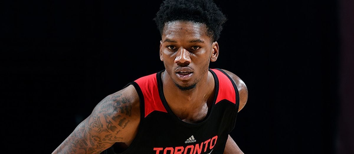 Alfonzo McKinnie, balle en main, sous le maillot des Raptors.