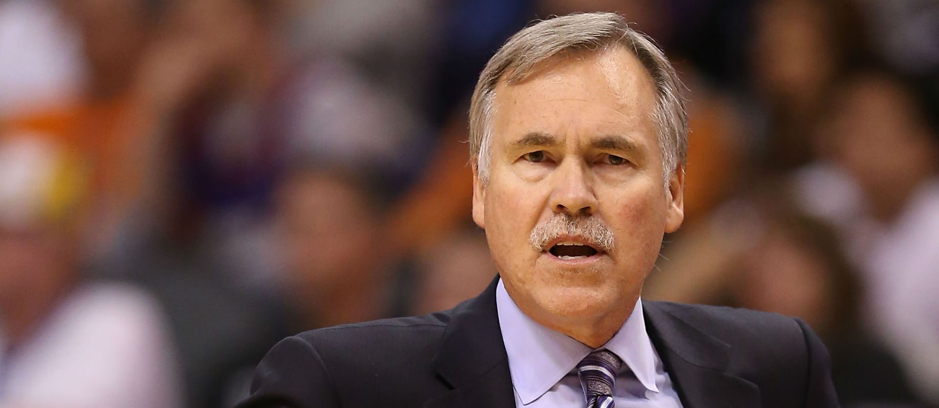 Mike D'Antoni en costume pendant un match des Rockets.