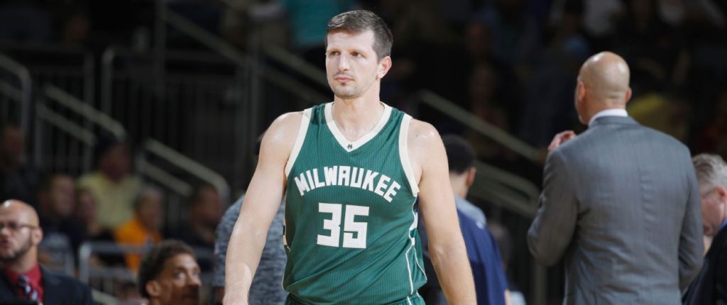 Mirza Teletovic sous le maillot des Milwaukee Bucks.