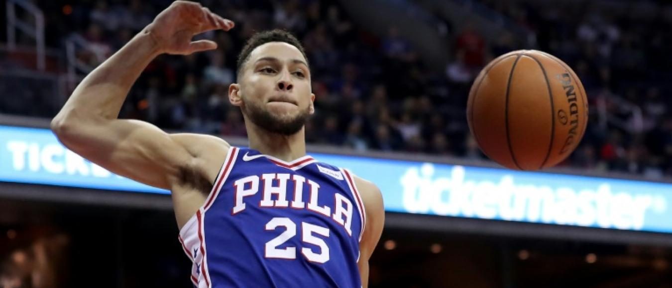 Ben Simmons effectue une passe dans le dos sous le maillot des Sixers de Philadelphie