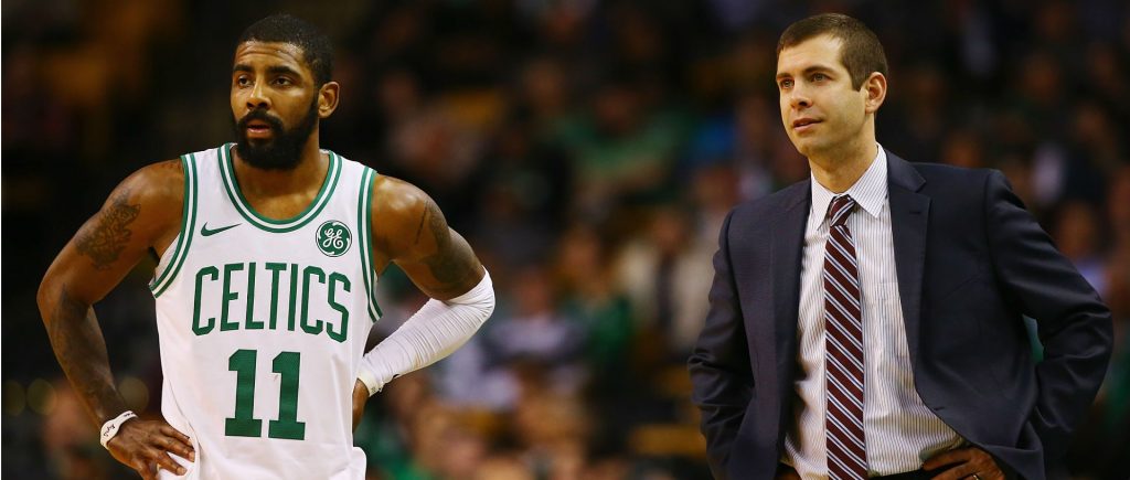 Kyrie Irving sous le maillot des Boston Celtics avec son coach, Brad Stevens
