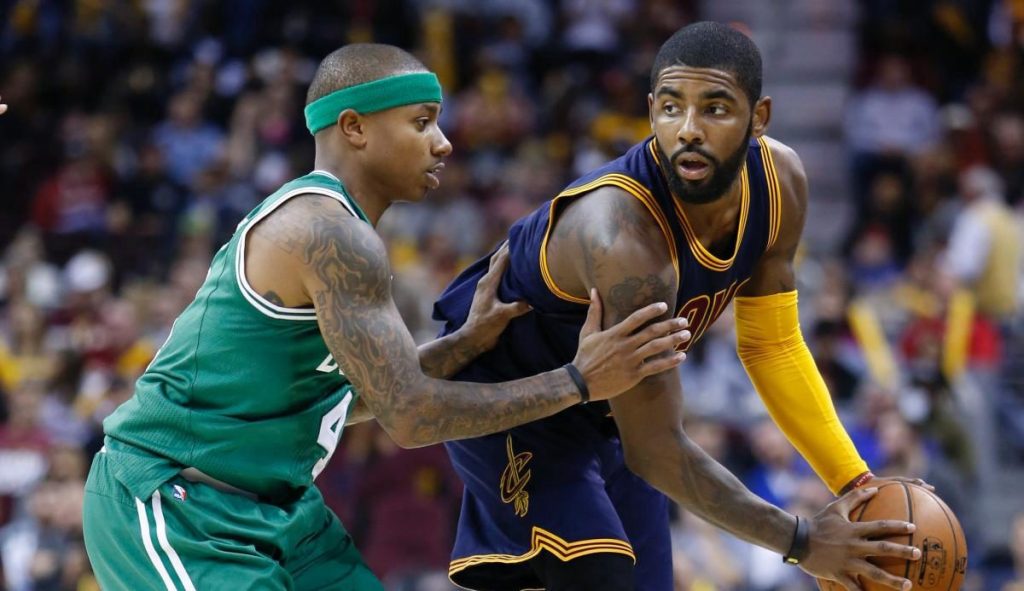 Isaiah Thomas sous le maillot des Boston Celtics et Kyrie Irving sous le maillot des Cleveland Cavaliers