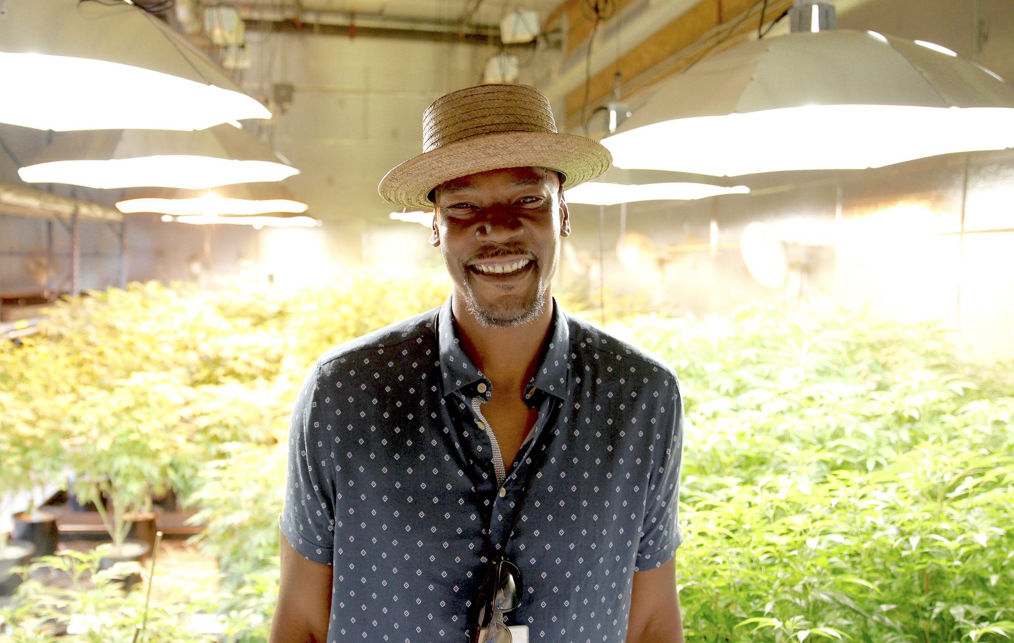 Clifford Robinson devant une importante plantation de cannabis dans l'Oregon