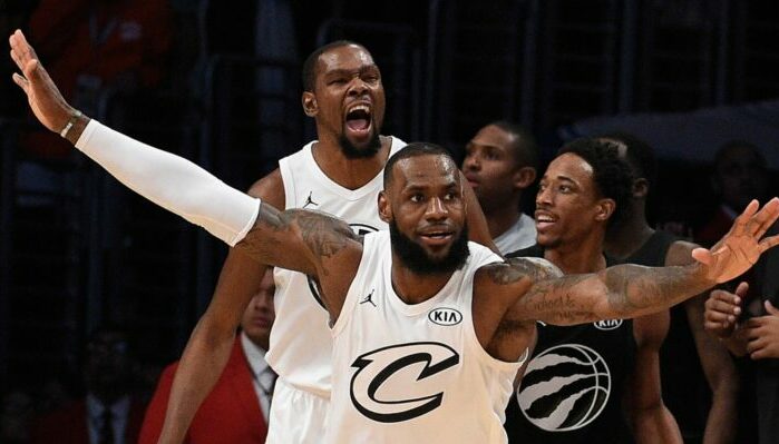 LeBron James devant Kevin Durant à l'occasion du All-Star Game