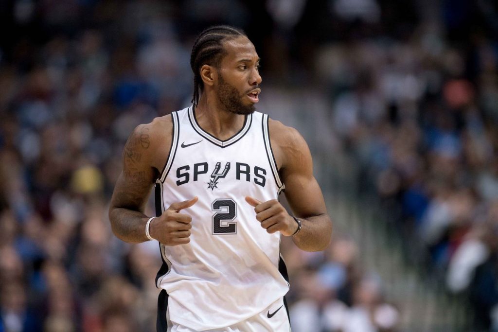 Kawhi Leonard sous le maillot des Spurs de San Antonio