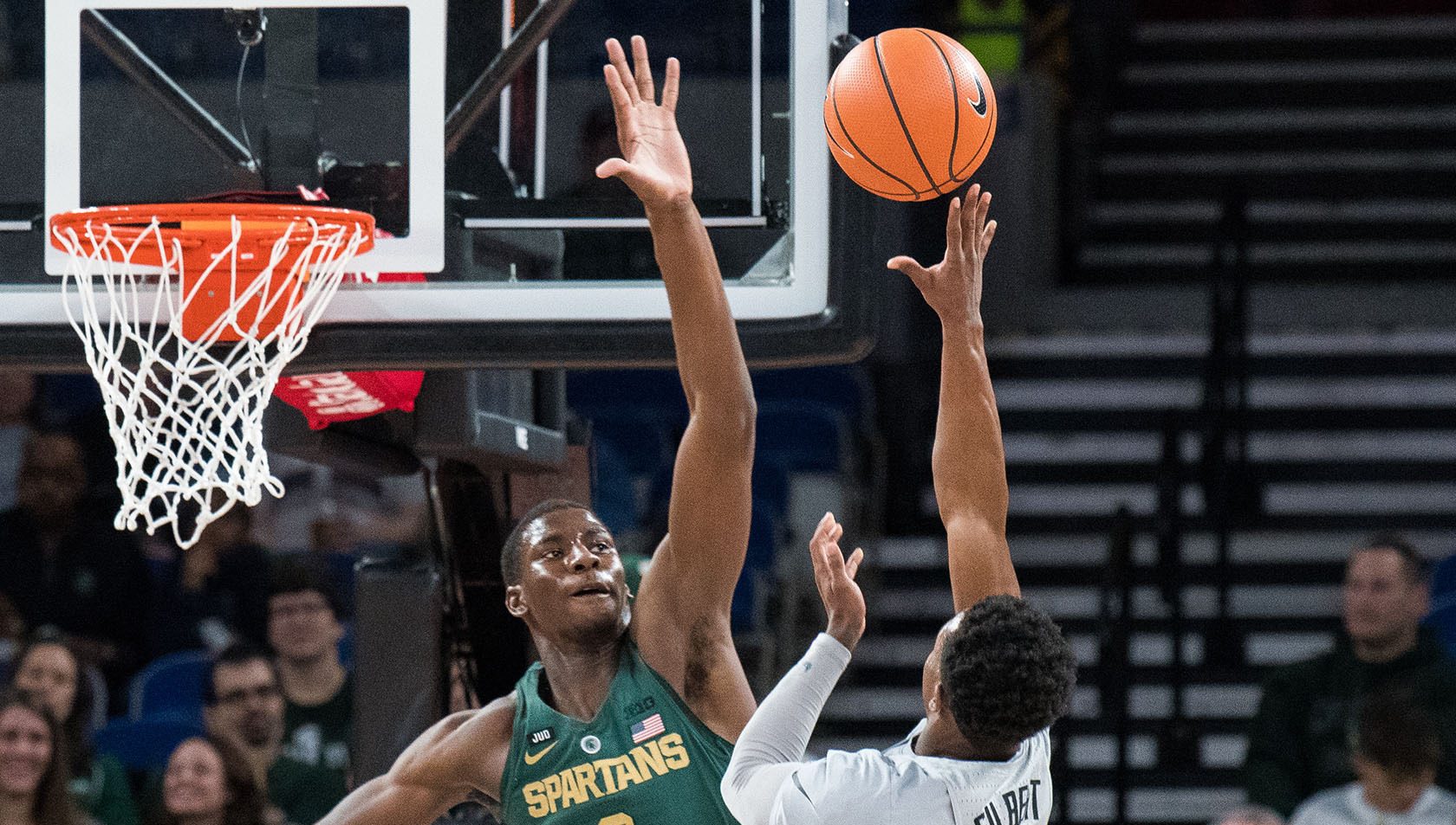 Jaren Jackson Jr bloque un tir sous le maillot des Spartans de Michigan State