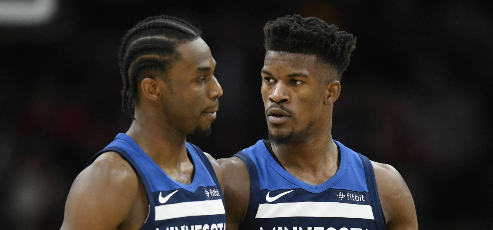 Jimmy Butler parle à Andrew Wiggins sous le maillot des Minnesota Timberwolves