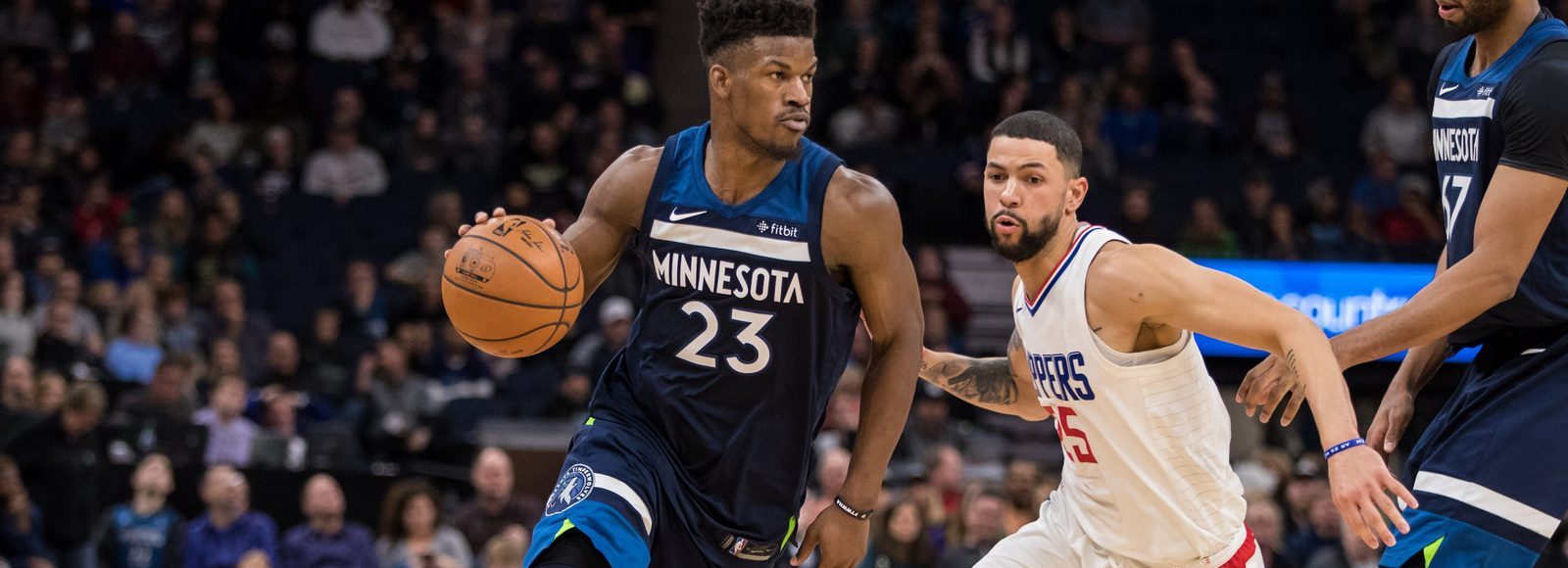 Jimmy Butler sous le maillot des Timberwolves de Minnesota face à Austin Rivers sous le maillot des Clippers de Los Angeles