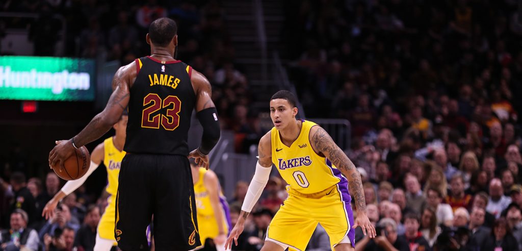 LeBron James sous le maillot des Cavaliers face à Kyle Kuzma sous le maillot des Lakers