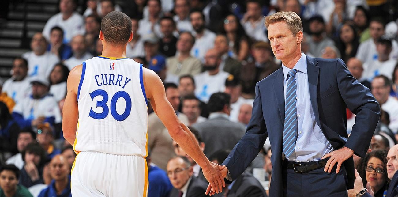 Stephen Curry, sous le maillot des Warriors de Golden State, tape dans la main de son coach, Steve Kerr