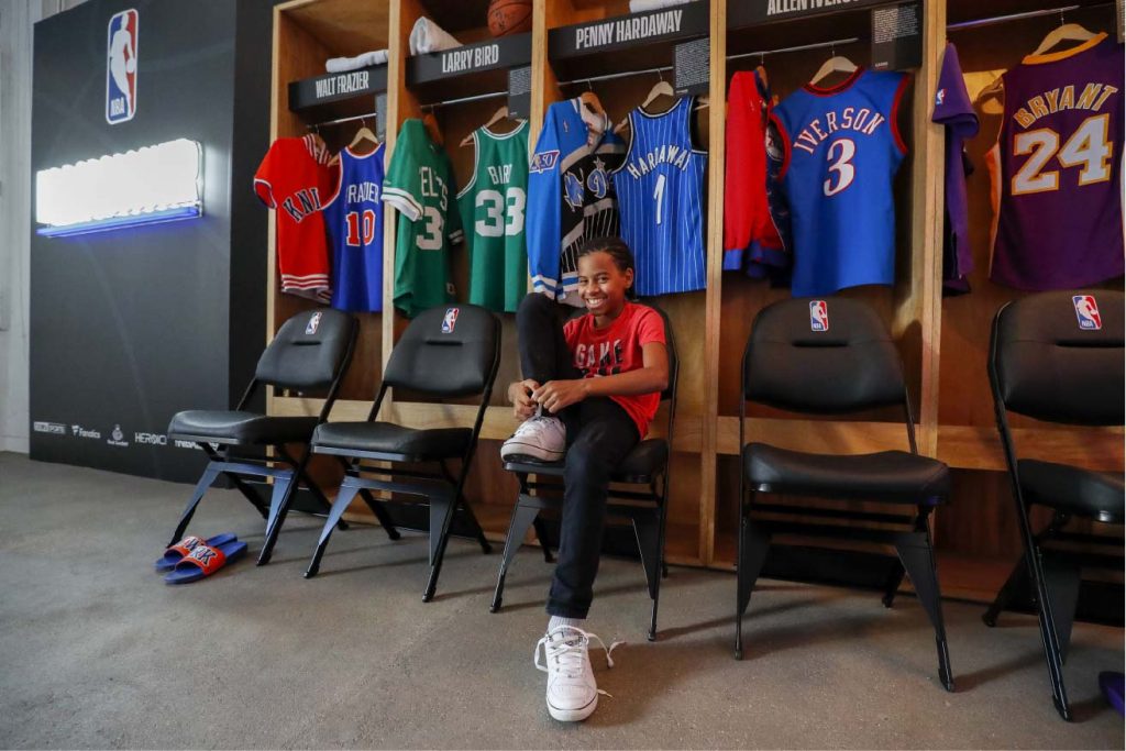 Photo d'un enfant lors devant des maillots vintage