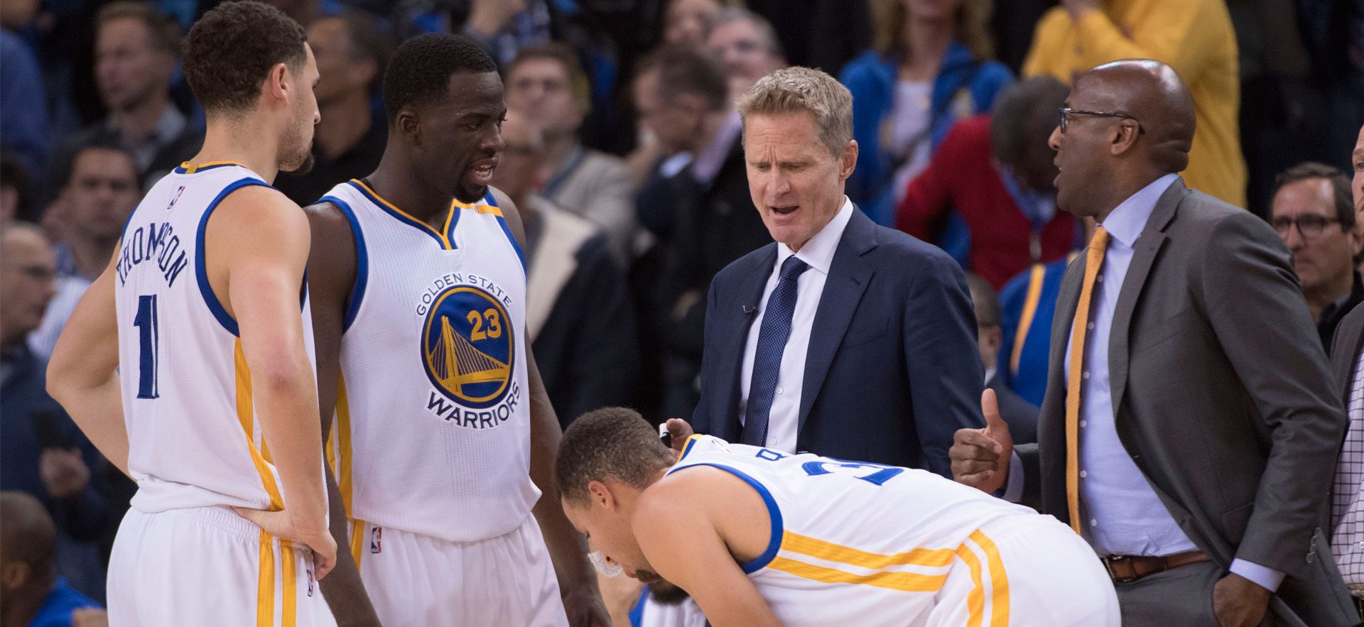 Steven Kerr donne ses consignes à Klay Thompson, Draymond Green et Stephen Curry