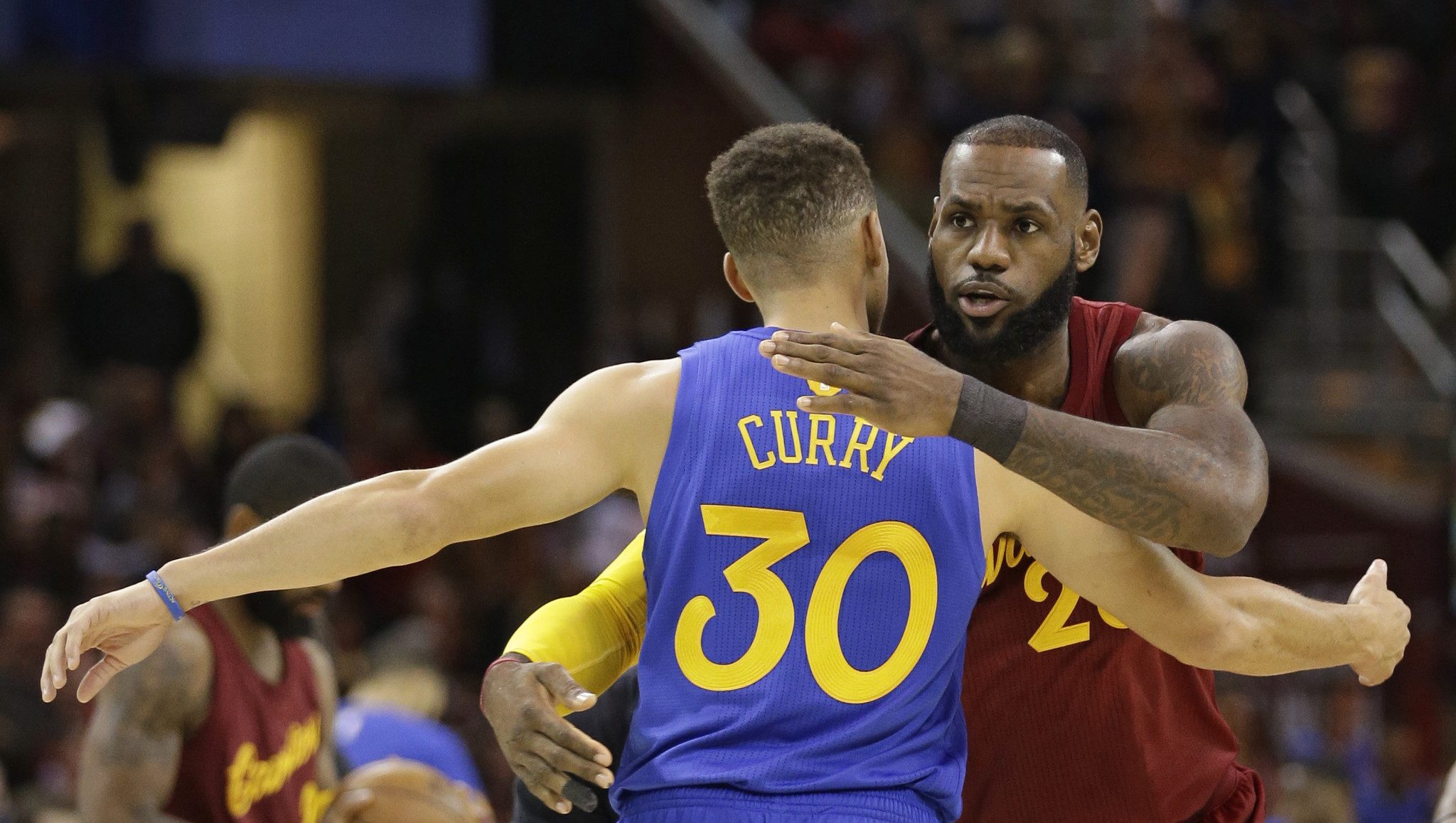 Accolade entre Steph Curry et LeBron James