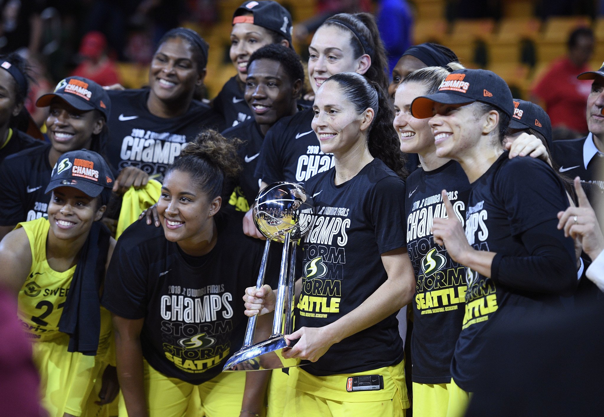 Les joueuses du Storm de Seattle posent avec le trophée WNBA