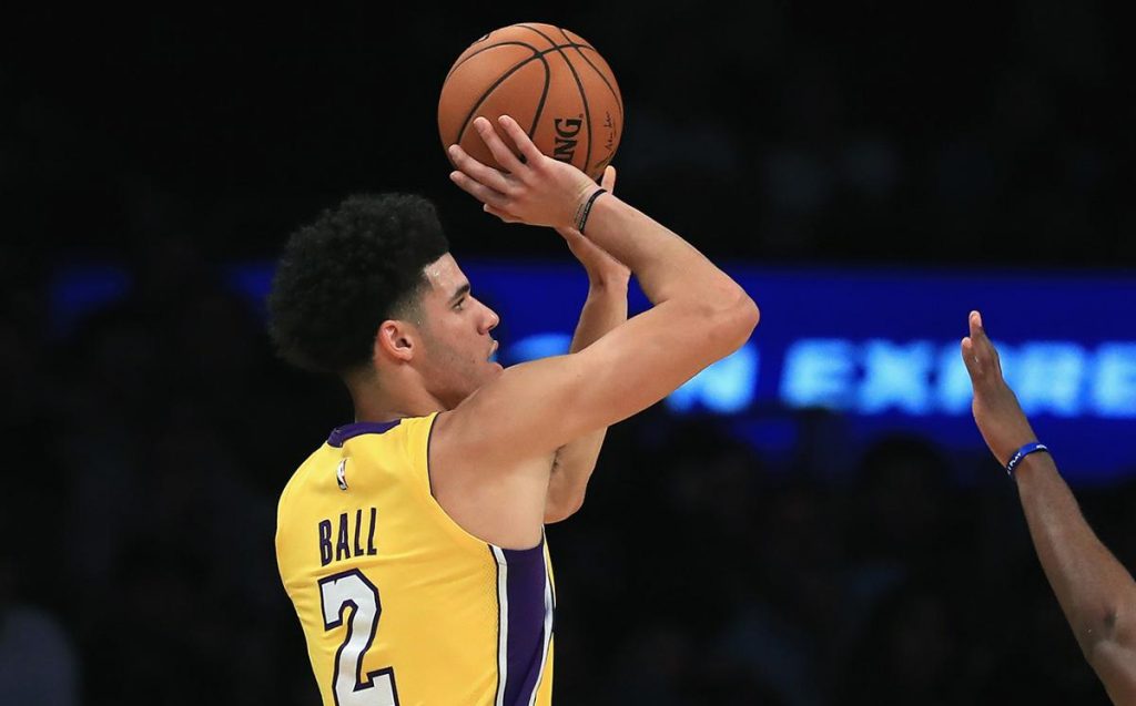 Lonzo Ball en plein tir, sous le maillot des Lakers de Los Angeles