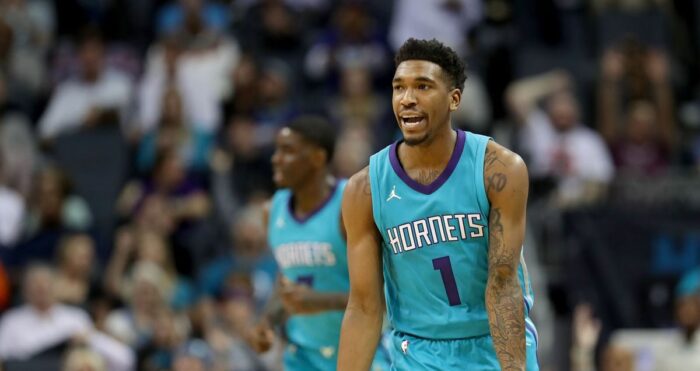 Malik Monk fait un geste des doigts sous le maillot des Charlotte Hornets