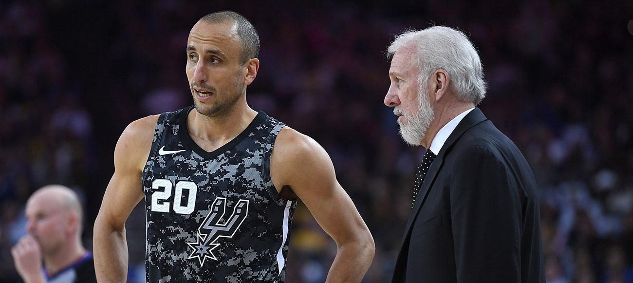 Manu Ginobili sous le maillot des Spurs en pleine discussion avec Gregg Popovich