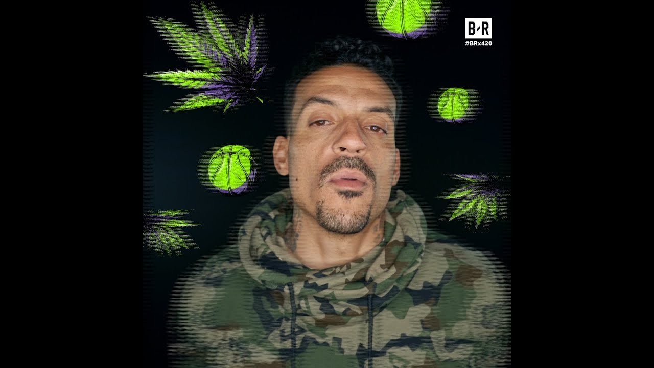 Matt Barnes en pull militaire devant des feuilles de cannabis et des ballons de basket