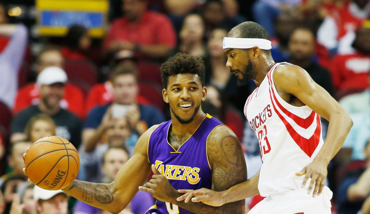 Nick Young sous le maillot des Lakers face à Corey Brewer sous le maillot des Rockets