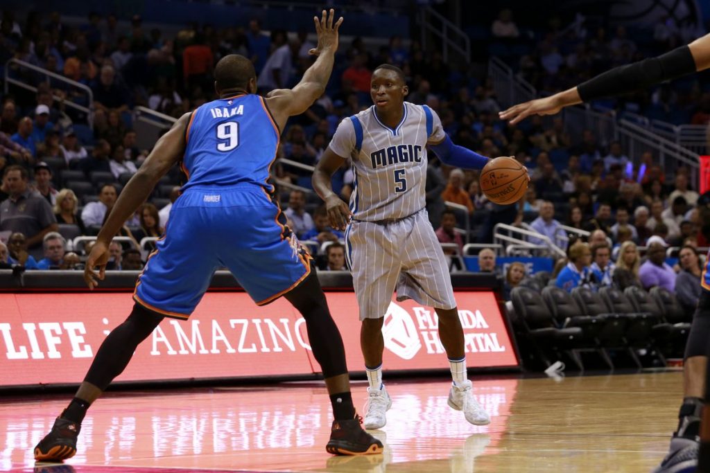 Victor Oladipo sous le maillot du Magic face à Serge Ibaka sous le maillot du Thunder