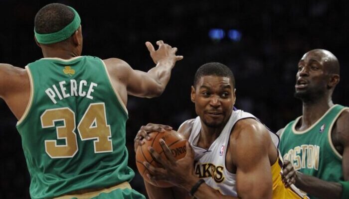 Andrew Bynum sous le maillot des Lakers, face à Paul Pierce et Kevin Garnett