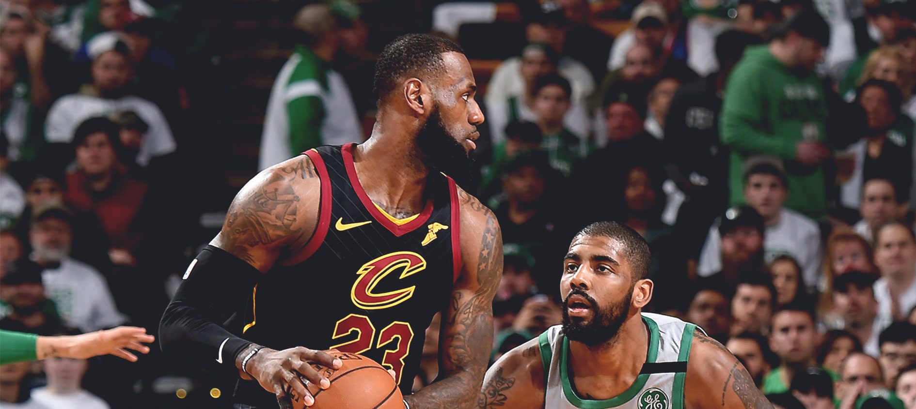 LeBron James sous le maillot des Cavaliers face à Kyrie Irving sous le maillot des Celtics