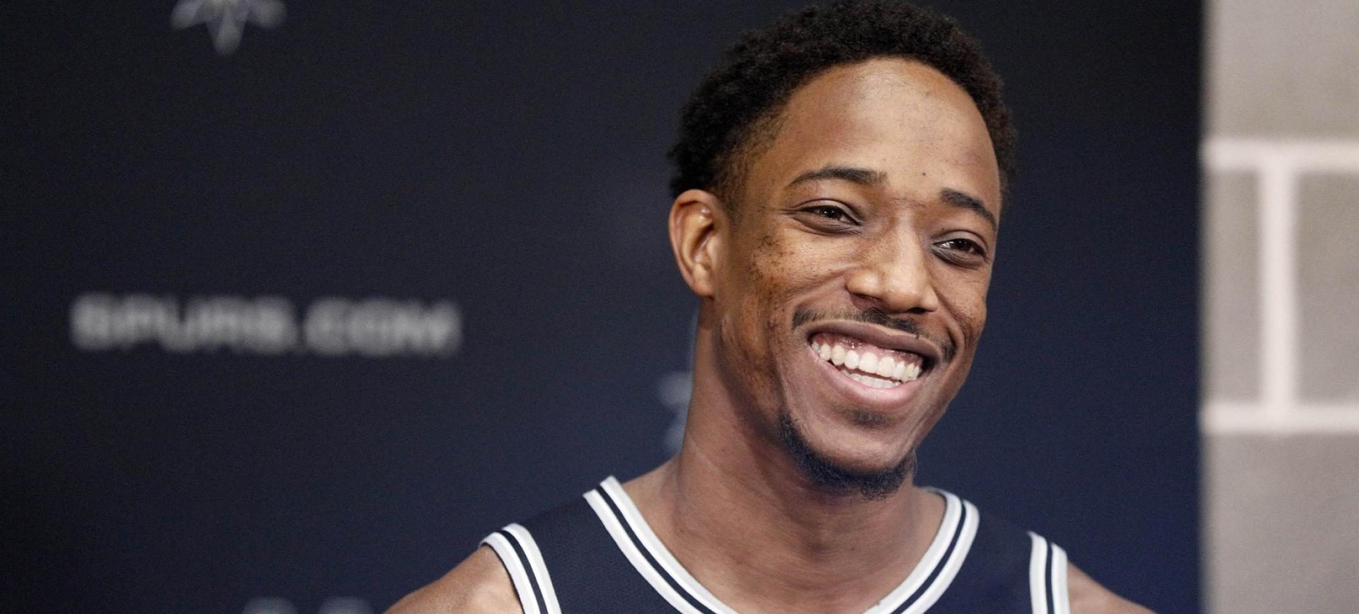 DeMar DeRozan sourire aux lèvres sous le maillot des Spurs de San Antonio