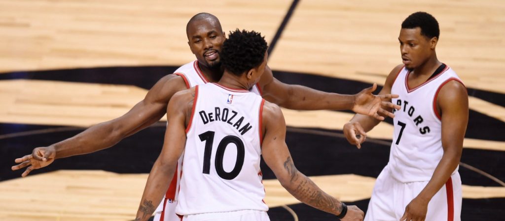 Serge Ibaka, DeMar DeRozan et Kyle Lowry sous le maillot des Toronto Raptors