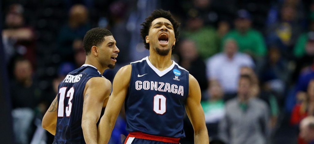 Silas Melson exulte devant Josh Perkins sous le maillot de Gonzaga.