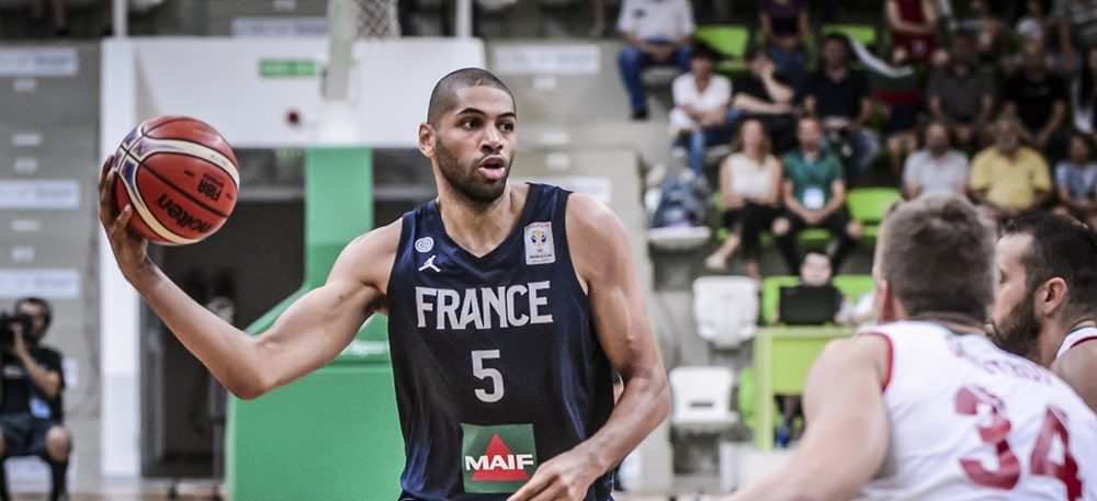 Nicolas Batum, balle en main, sous le maillot de l'équipe de France.