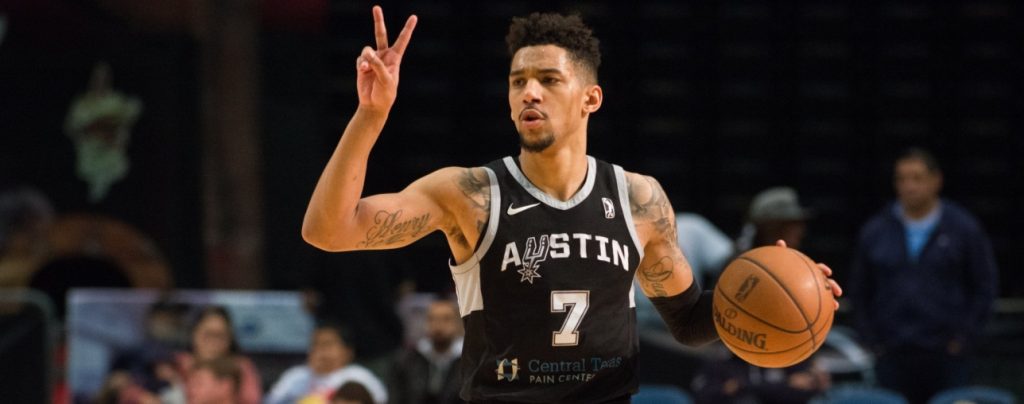 Olivier Hanlan, balle en main, sous le maillot des Austin Spurs