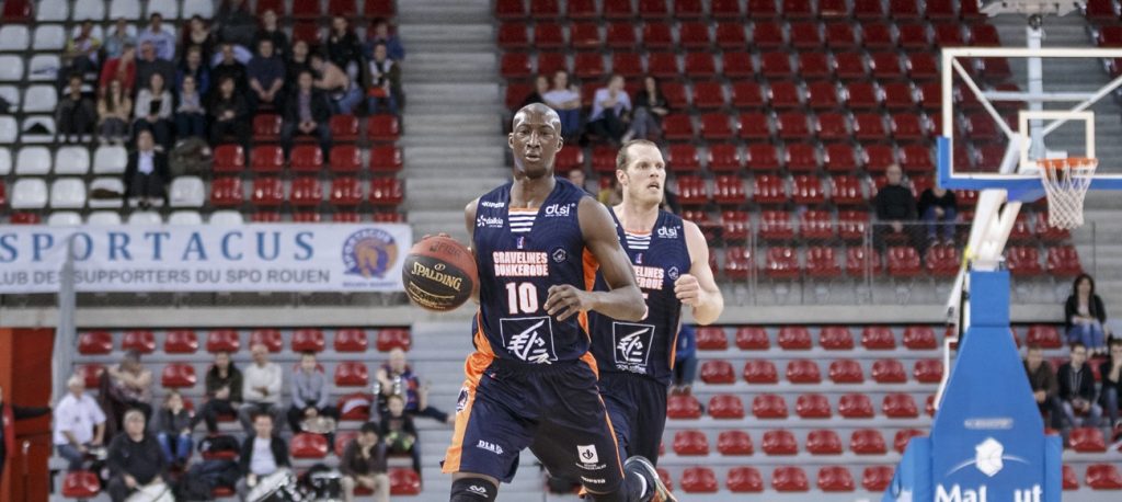 Pape Sy, balle en main devant Graham Brown, sous le maillot de Gravelines-Dunkerque.