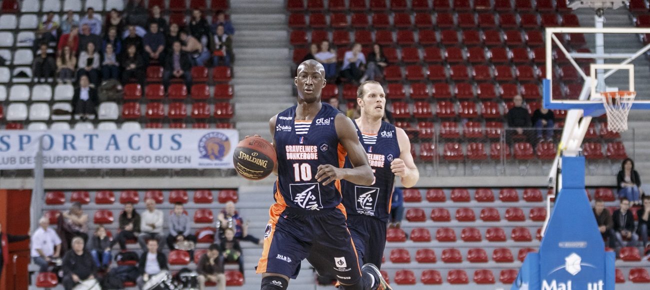 Pape Sy, balle en main devant Graham Brown, sous le maillot de Gravelines-Dunkerque.