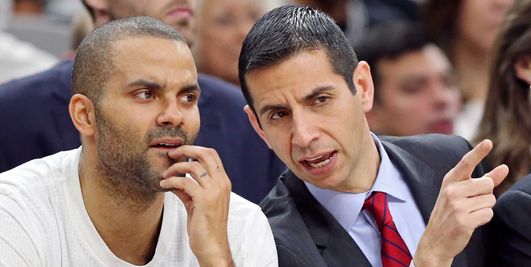 James Borrego donne des consignes à Tony Parker, pendant un match des Spurs.