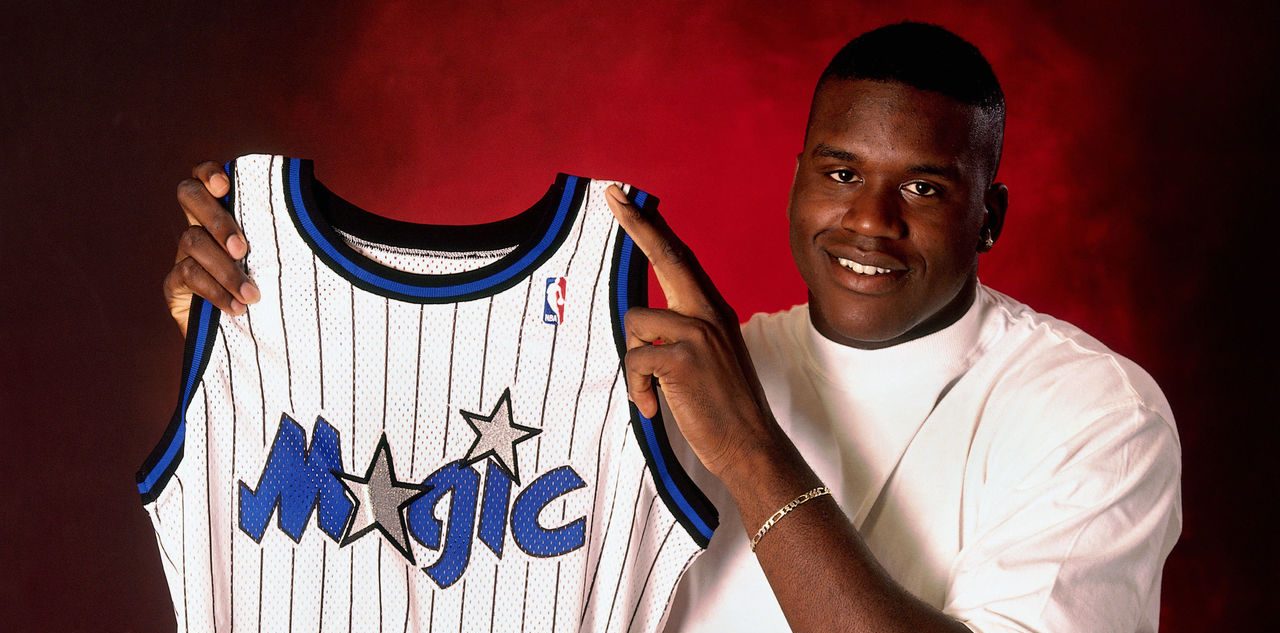 Shaquille O'Neal avec le maillot du magic après la draft 1992