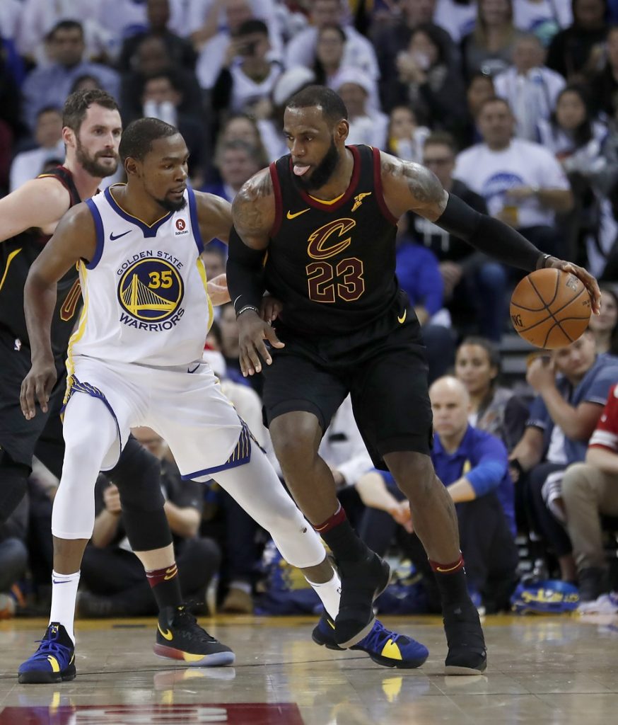 LeBron James (Cavs) au poste contre Kevin Durant (Warriors).