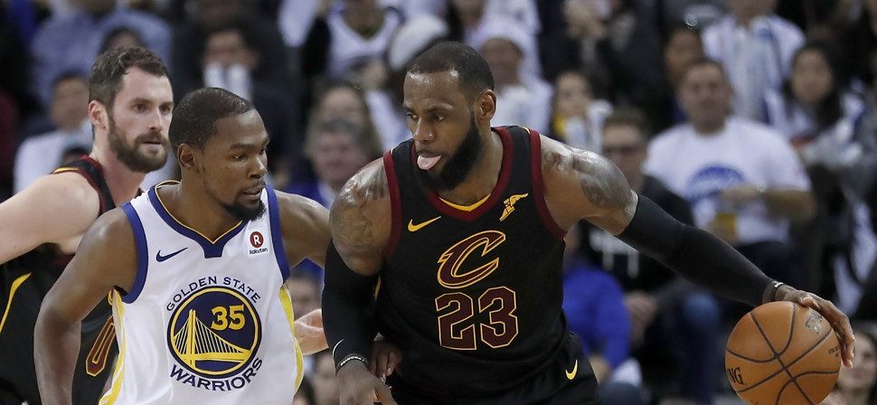 LeBron James (Cavs) au poste contre Kevin Durant (Warriors).