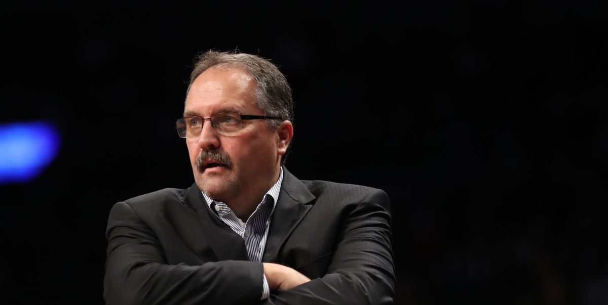 Stan Van Gundy, bras croisés en costume noir.