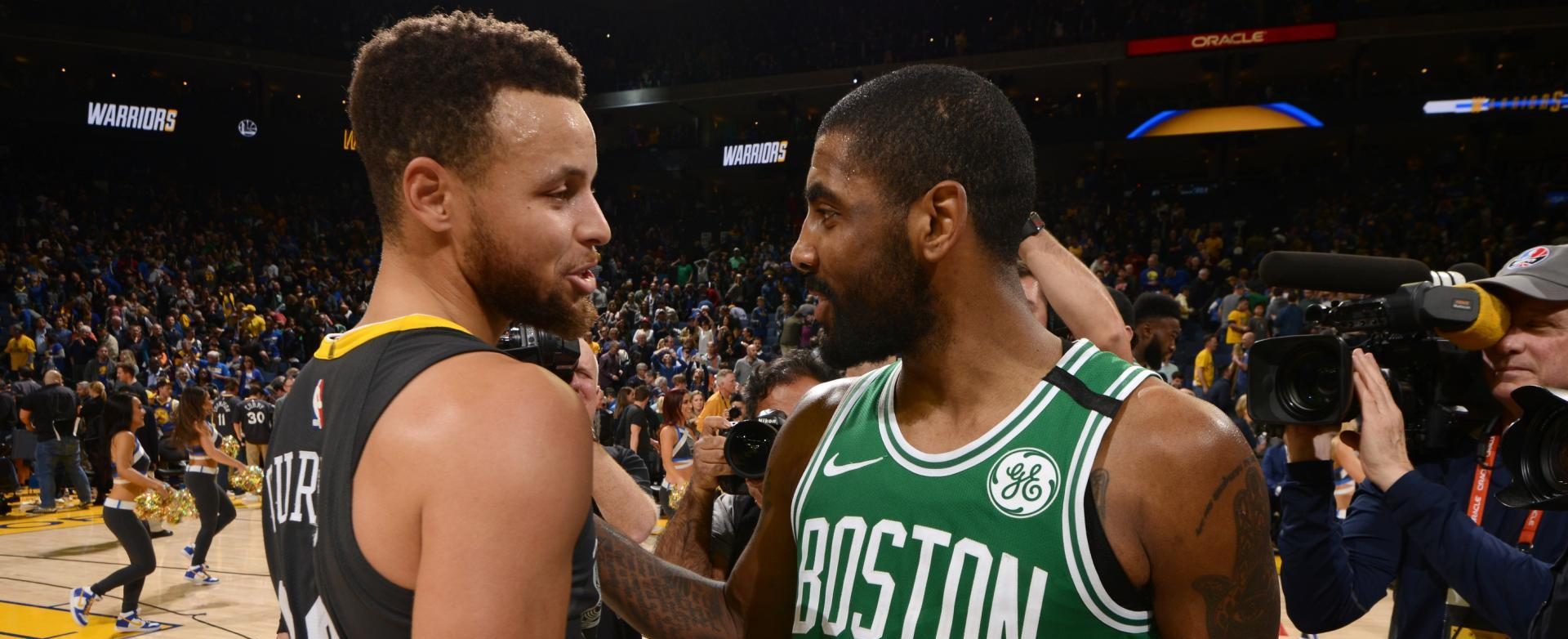 Stephen Curry et Kyrie Irving discutent après un match entre les Warriors et les Celtics