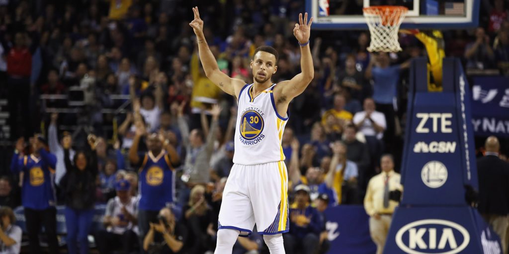 Stephen Curry célèbre sous le maillot des Warriors