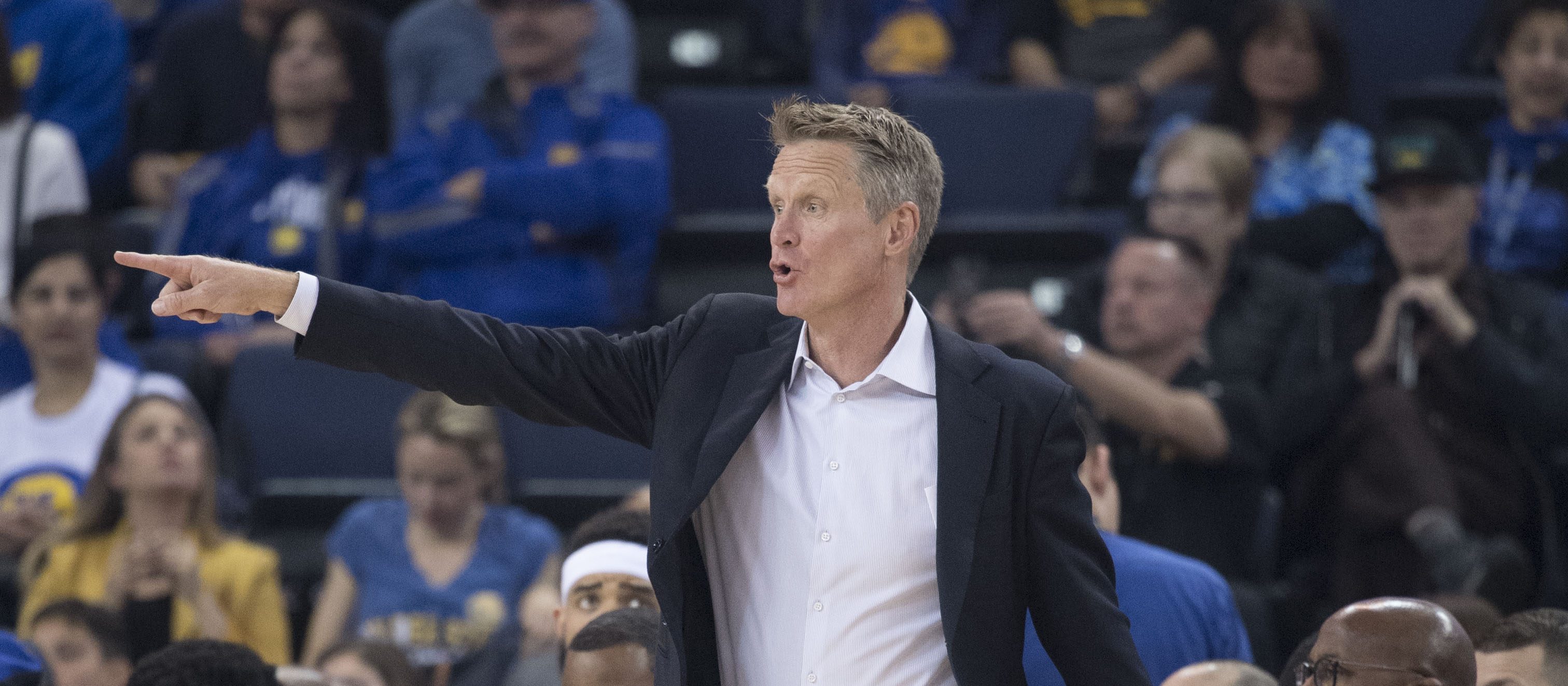 Steve Kerr dirigeant Golden State pendant une rencontre NBA.