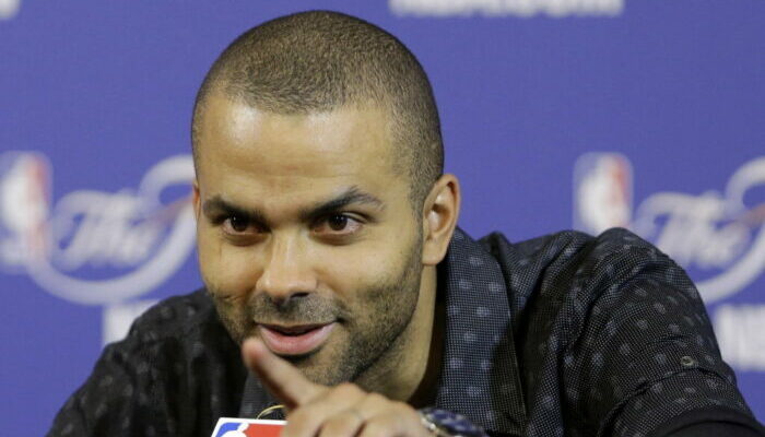 Tony Parker s'exprime en conférence de presse sur son arrivée à Charlotte.