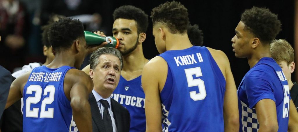 Shai Gilgeous-Alexander et Kevin Knox écoutent les consignes de John Calipari pendant un match de Kentucky.