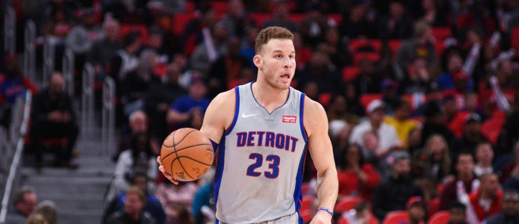 Blake Griffin, balle en main, sous le maillot des Pistons.