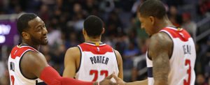 John Wall et Bradley Beal se congratule sous le maillot des Wizards. Otto Porter est de dos.